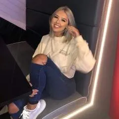 Phoebe William photo on Jungo Live