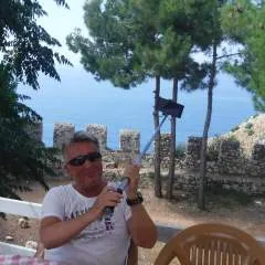 Mr And Mrs Jones photo on Jungo Live