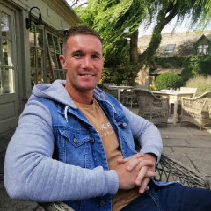 Tom Photo On Jungo Live