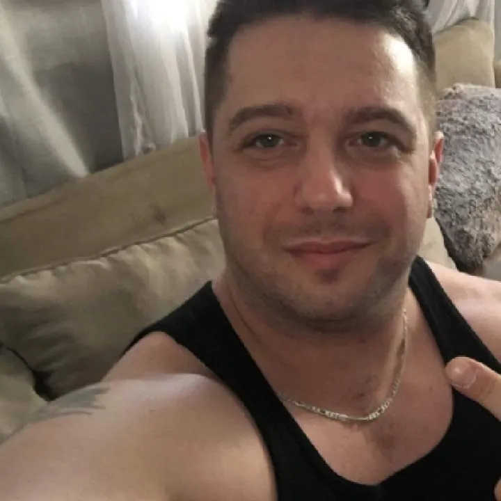 Hung Photo On Jungo Live