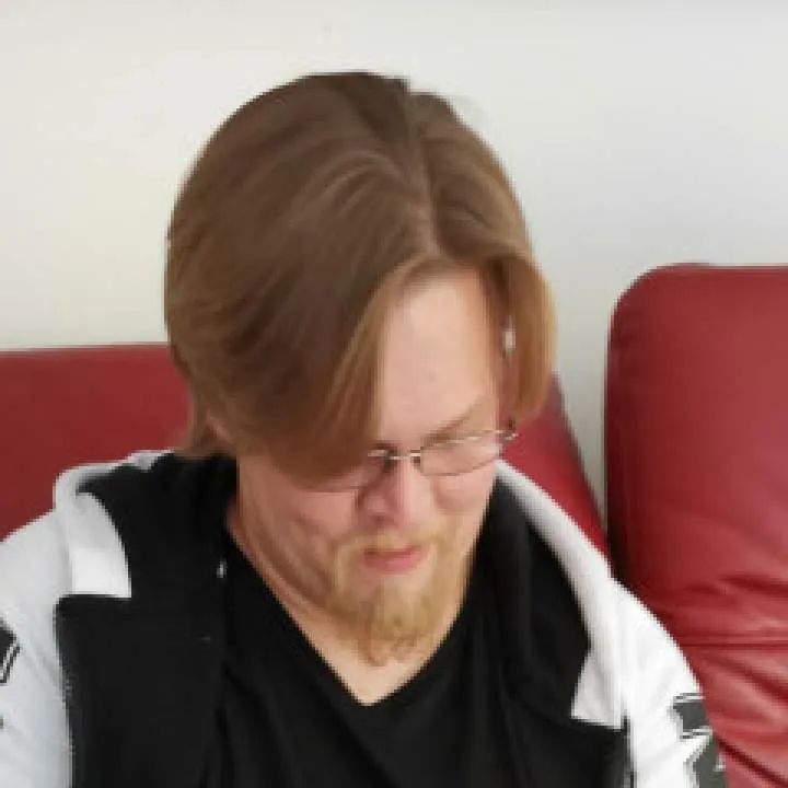 Tom Photo On Jungo Live