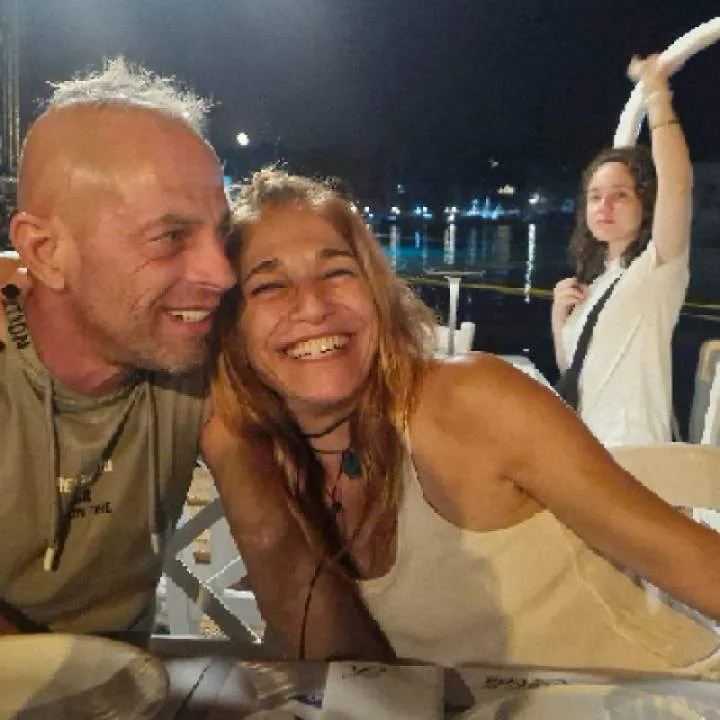 Couple In Vacation Photo On Jungo Live